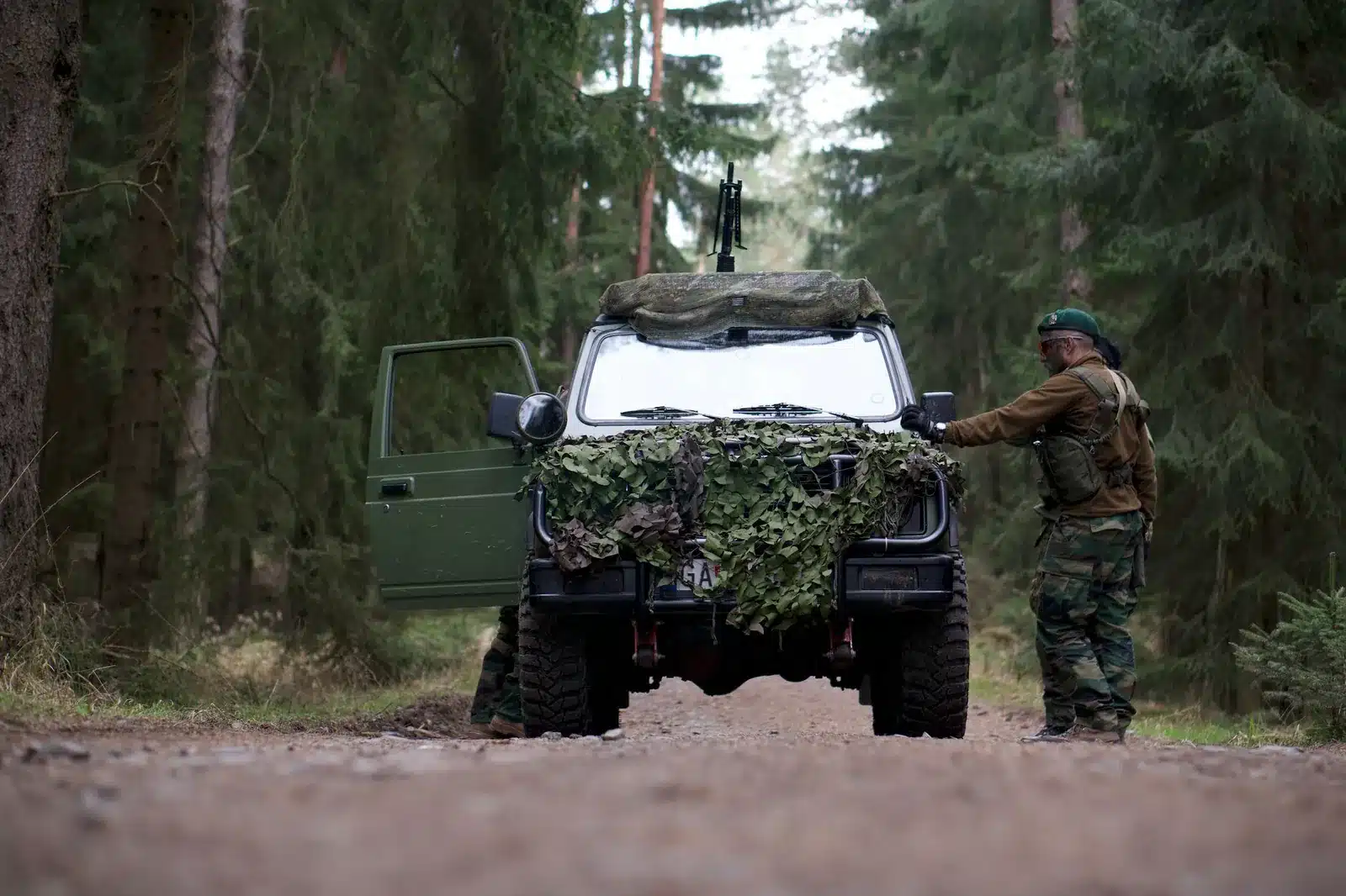 Camouflage thermique et radar sur véhicule blindé en terrain boisé