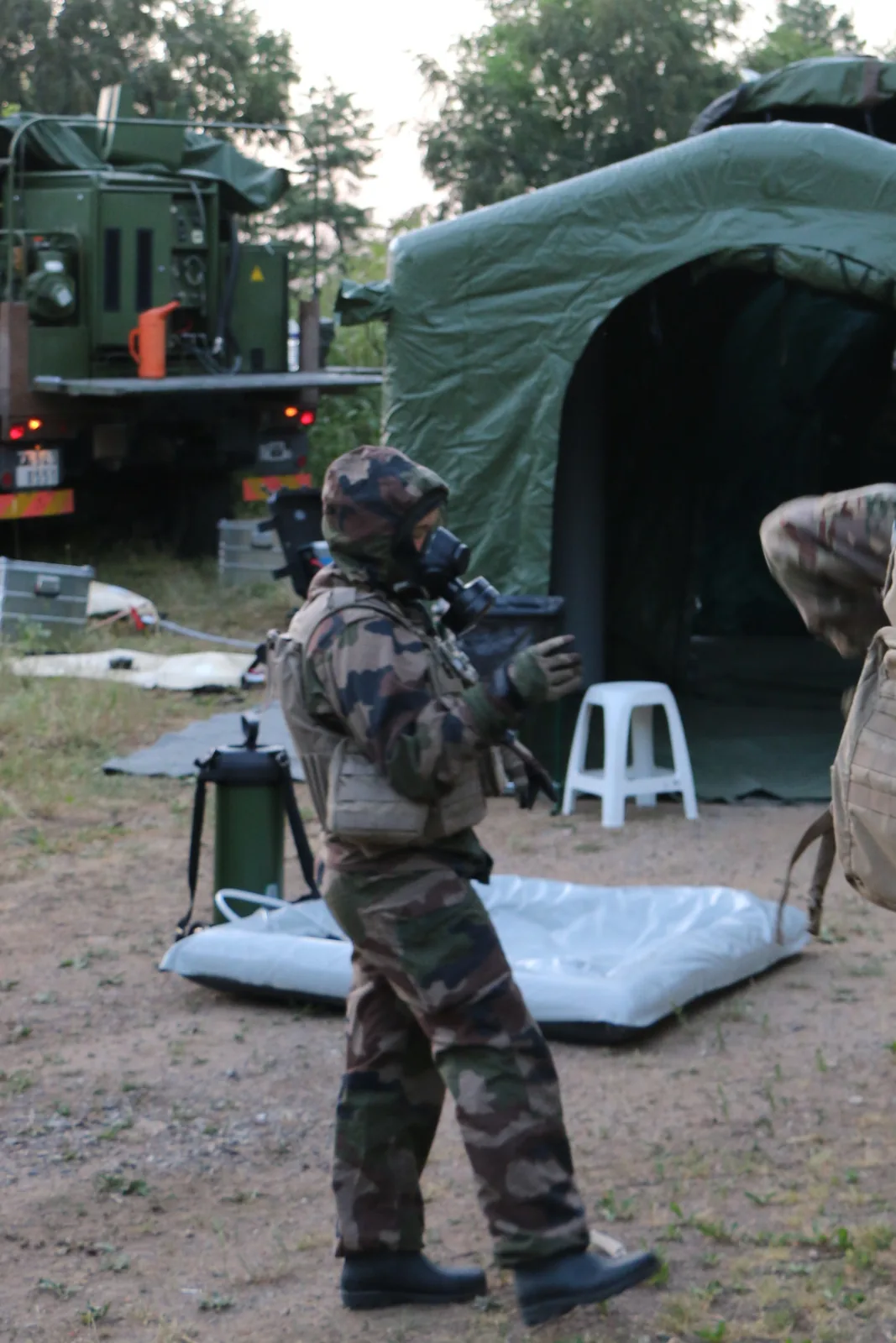 Chaîne de décontamination NRBC déployée sur le terrain avec sas et moyens de traitement