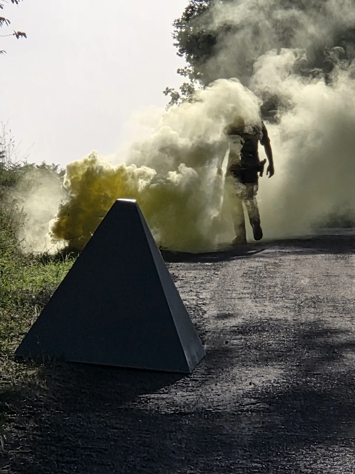 Mise en situation de menace chimique avec nuage coloré et obstacle de déception sur l'axe