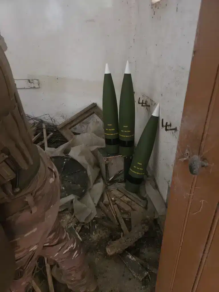 Stock d'obus factices figurant des munitions chimiques lors d'un exercice NRBC