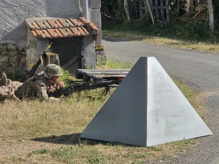 Obstacle de déception installé sur un axe de circulation en zone semi-urbaine
