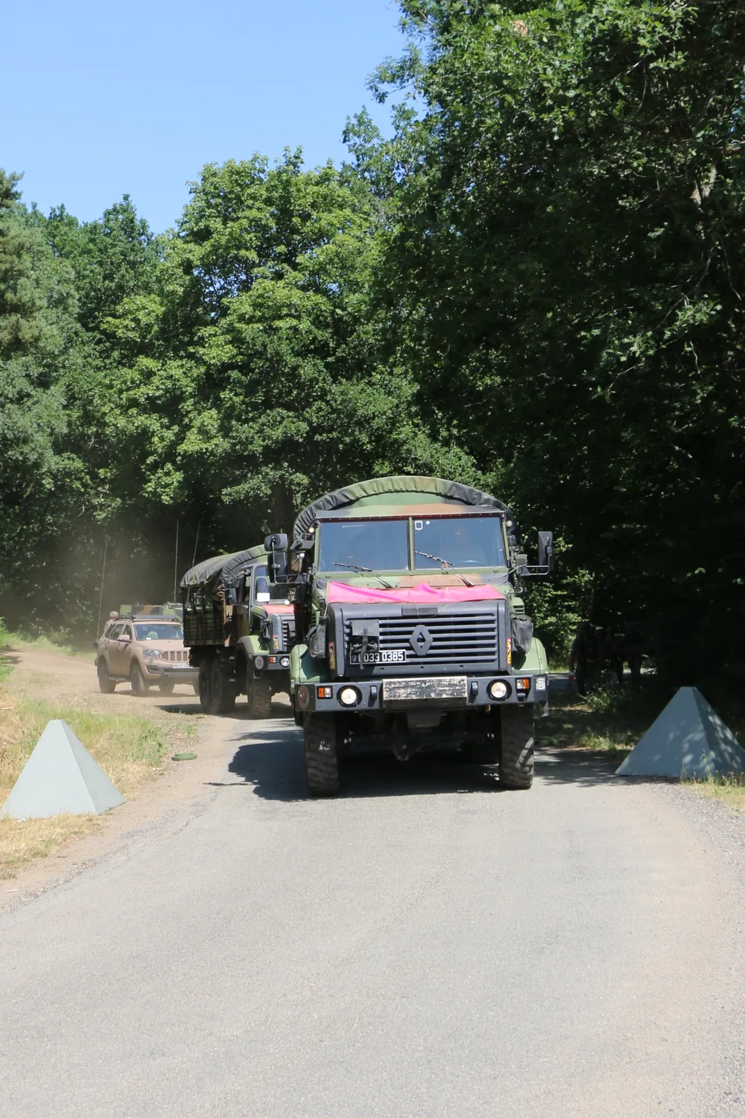 Convoi militaire reprenant sa progression après l'action, réduit et retardé