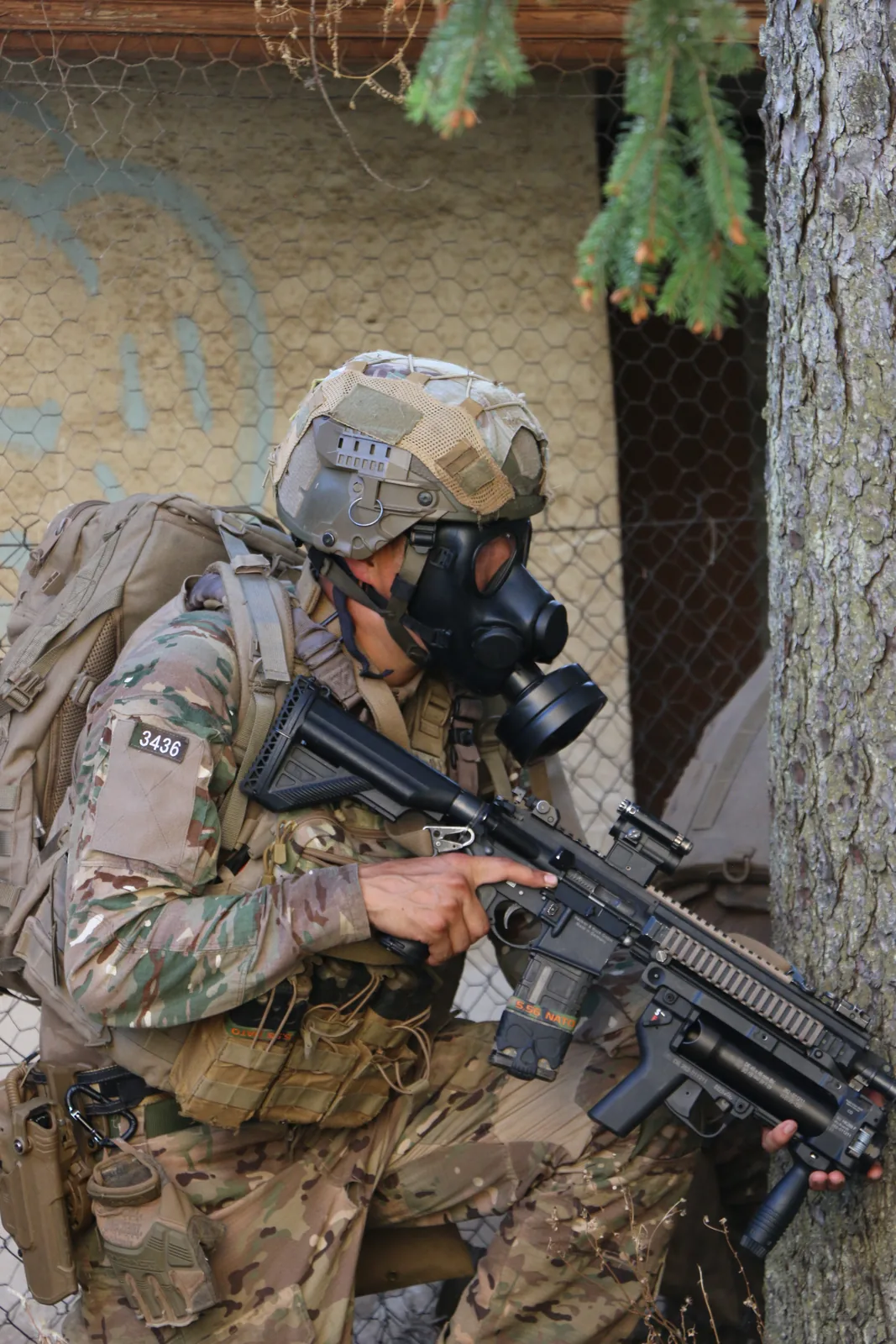 Combattant équipé d'un masque de protection NRBC en appui lors de la sécurisation de la zone